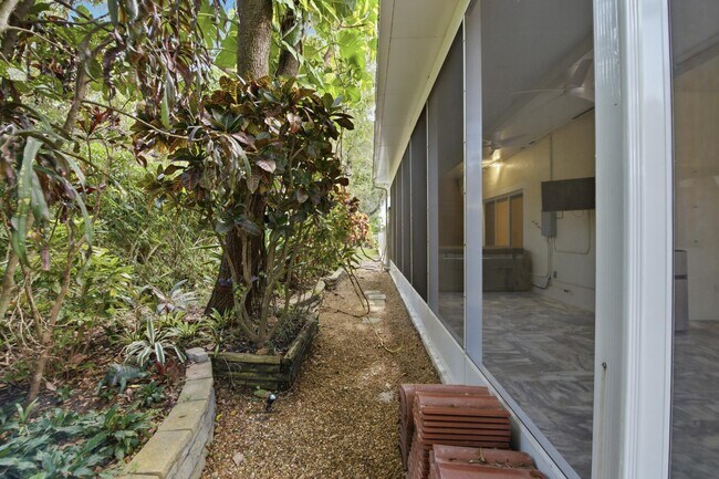 Building Photo - 8552 Vía Giardino