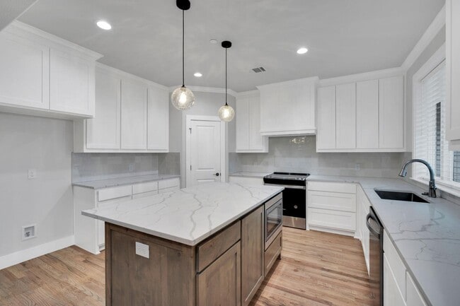 Building Photo - 500 Woodside Trl