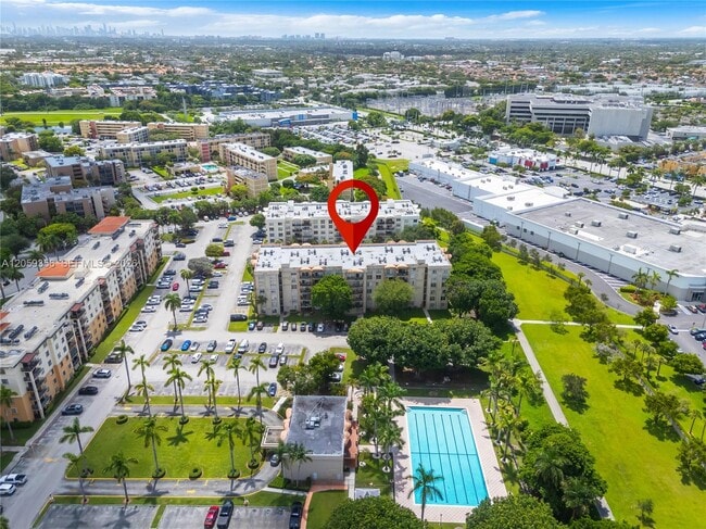 Building Photo - 9320 Fontainebleau Blvd