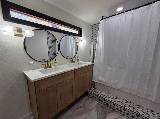 Building Photo - FOR LEASE!!!!!!!!