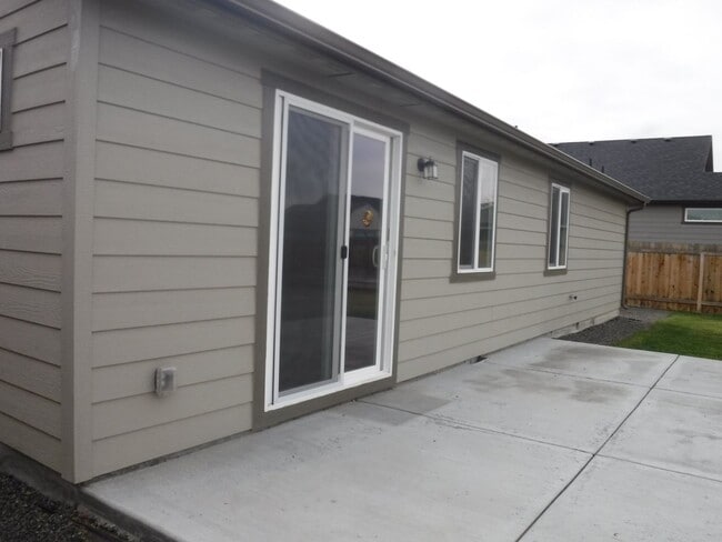 Building Photo - Awesome Caldwell 3 bed, 2 bath cutie!