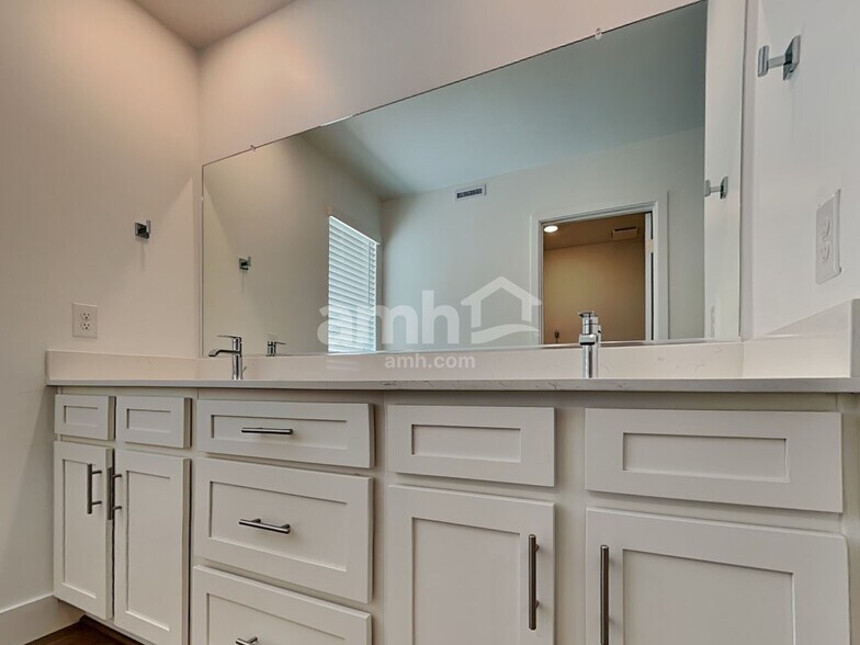 Building Photo - 9604 Harkes Dr