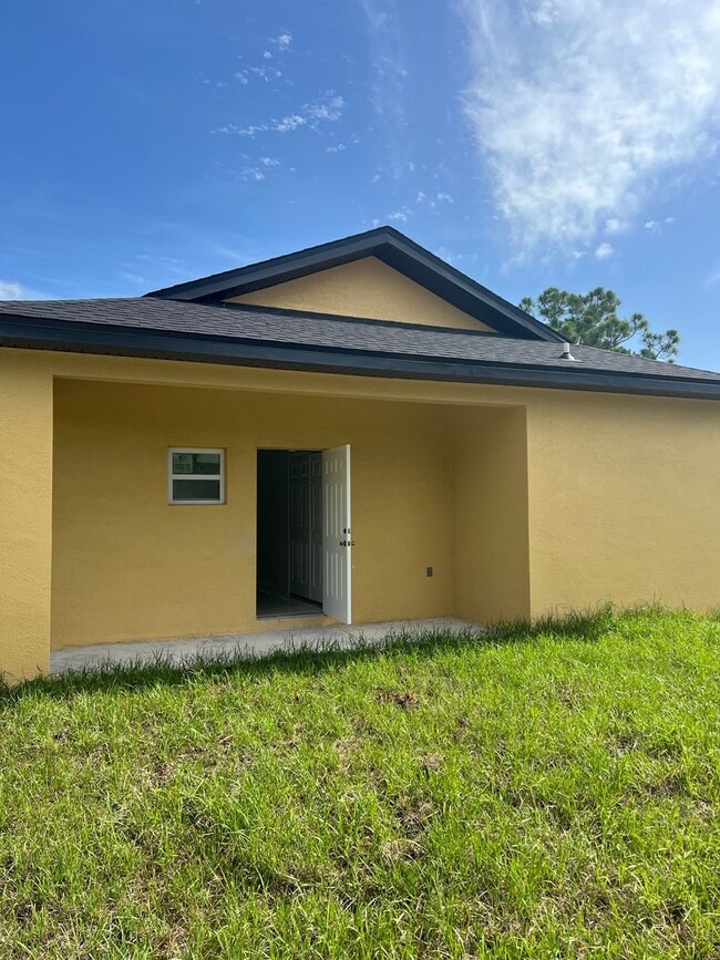 Building Photo - COZY COTTAGE 2/2 IN LAKE PLACID FL