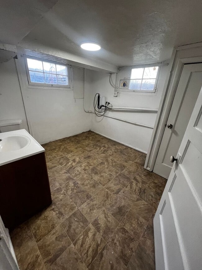 Building Photo - Updated 3-Bedroom 1.5 Bathroom Home with Fenced Yard