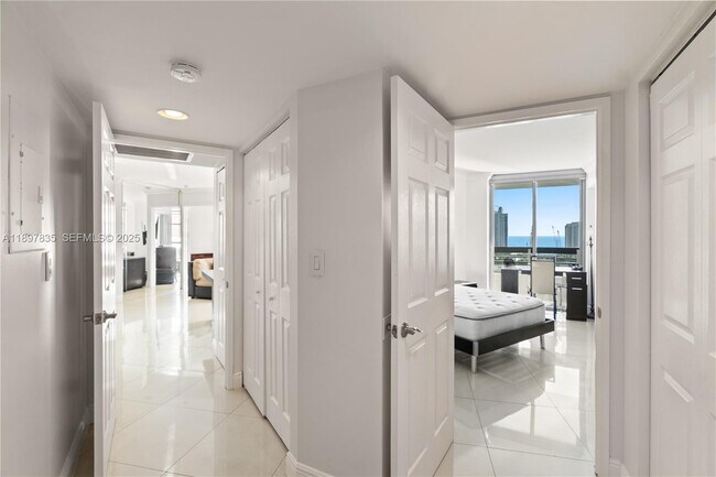 Building Photo - 19101 NE 36th Pl