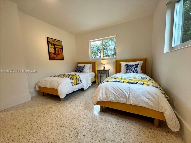 Building Photo - 1351 SW 32nd St