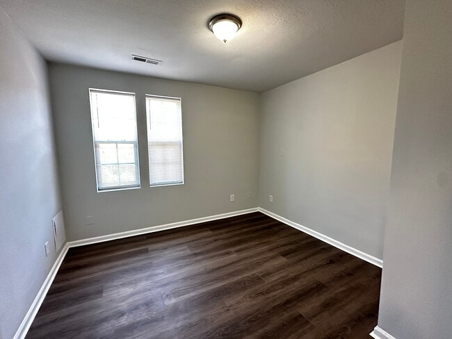 Building Photo - SE Duplex