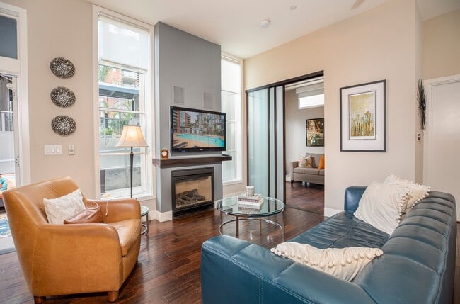 Building Photo - Modern Townhome Living in the Heart of Dow...