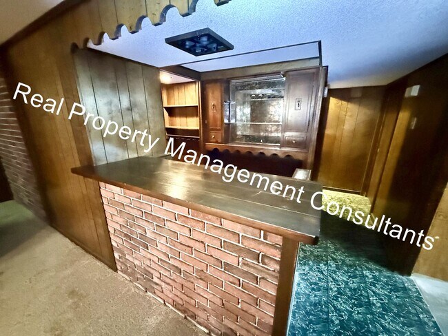 Building Photo - 3 bed 2.5 bath Private Oasis