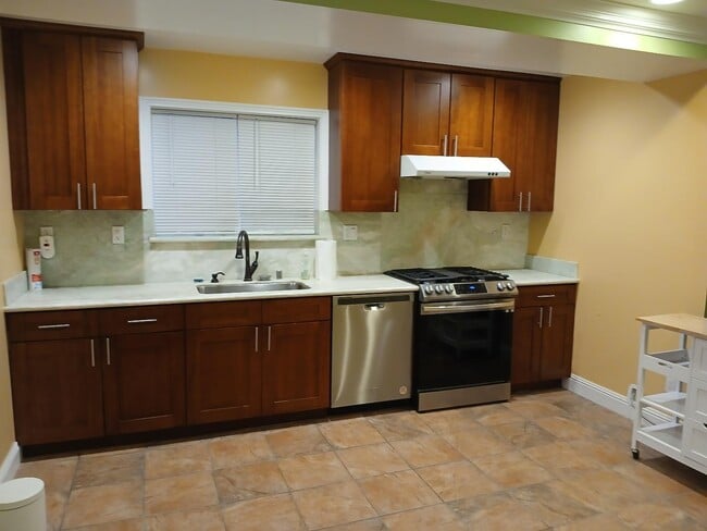 Building Photo - 421 Columbus St