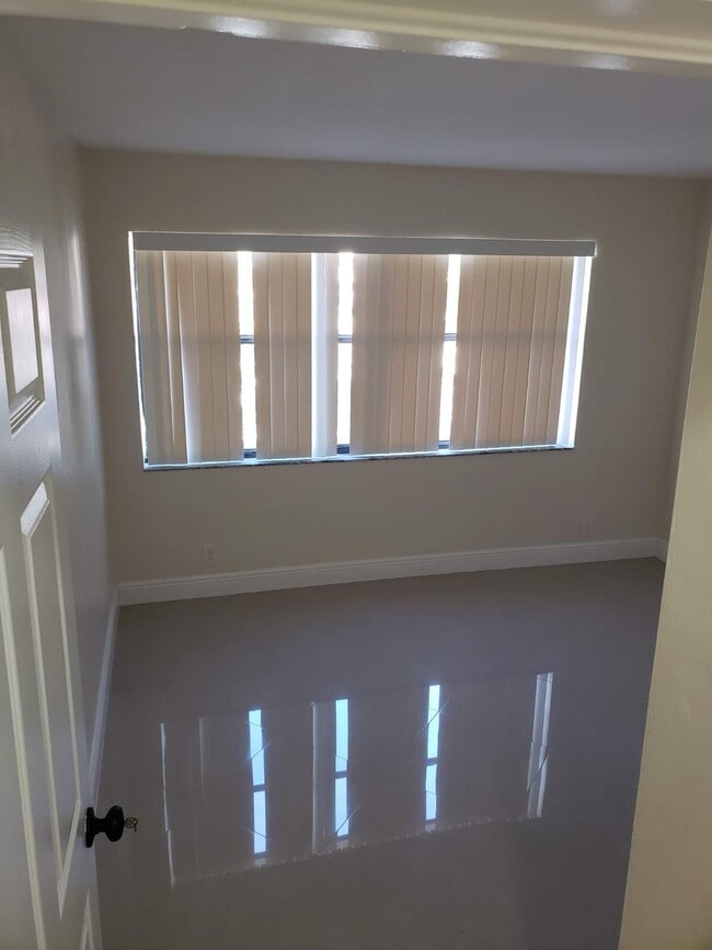 Building Photo - 105 S Riverside Dr