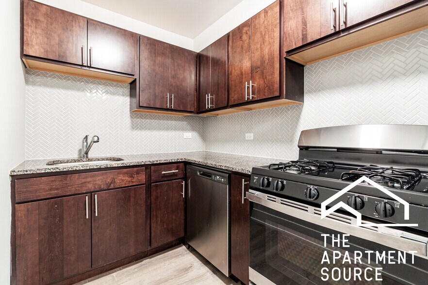 Building Photo - 529 W Surf St