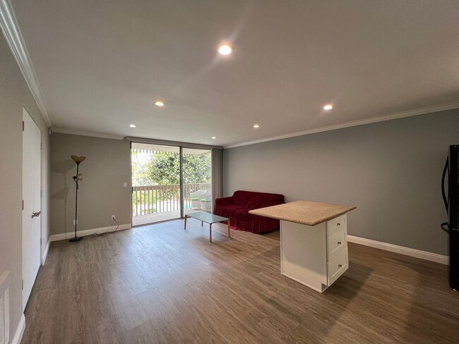 Building Photo - 6526 Ocean Crest Dr