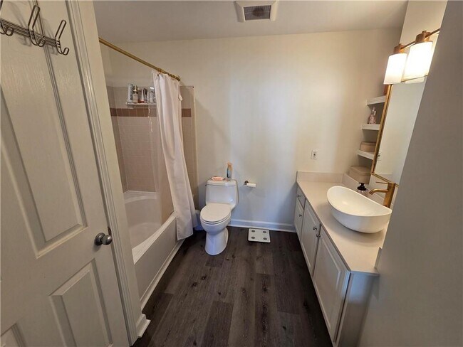 Building Photo - 1101 Juniper St NE