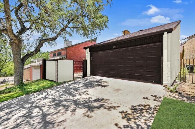 Building Photo - 8704 Merion Cir