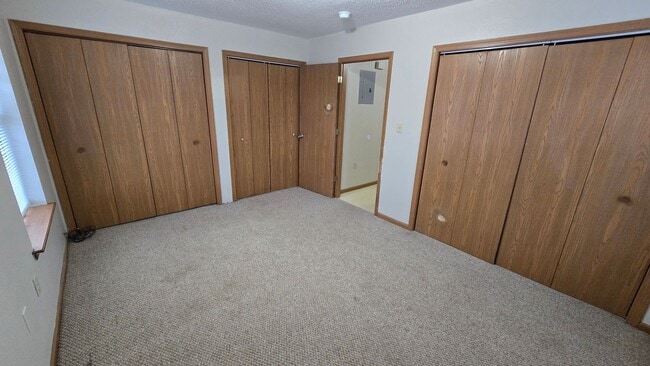 Building Photo - Ground Level 1 Bedroom Apartment w/ Washer/Dryer Connections