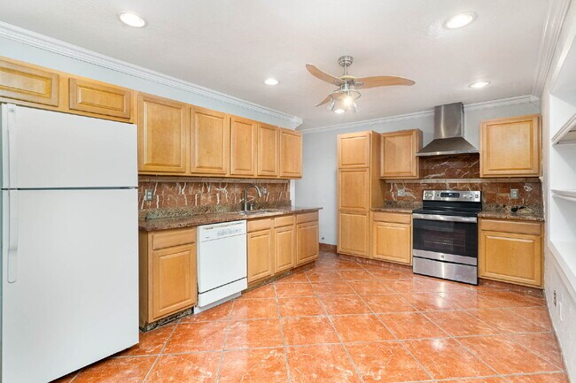Building Photo - Great Entertaining Spaces!