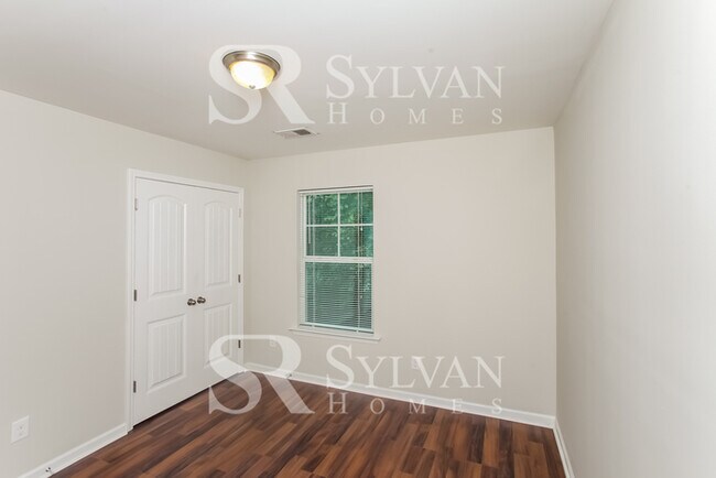 Building Photo - Prepare to be impressed by this 3 bedroom, 2 bathroom home