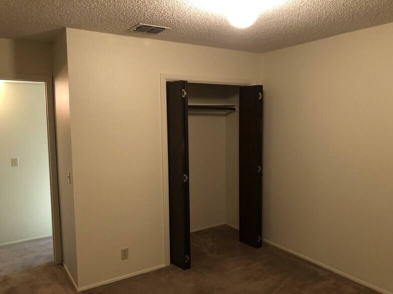 Building Photo - 914 W Meadowmere Ln