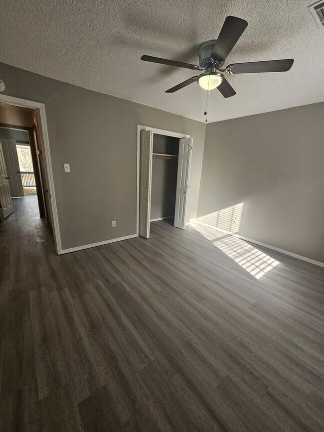 Building Photo - Home in Benton