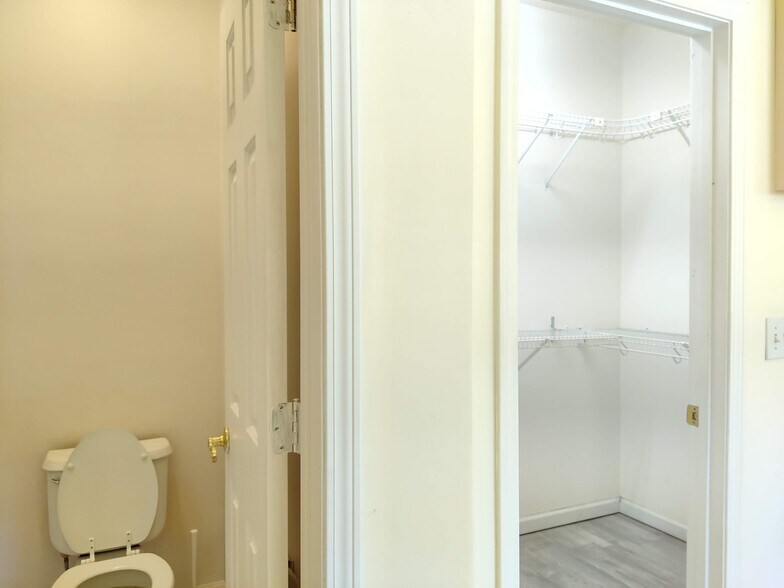 Building Photo - 529 Foxglove Ct