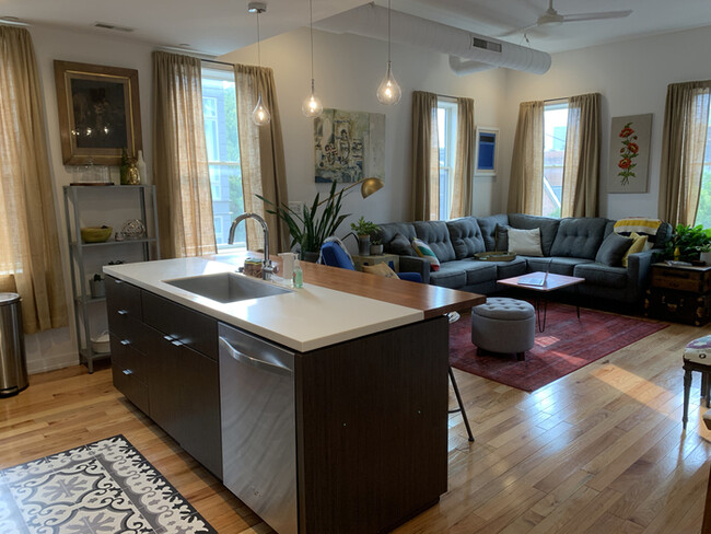 Building Photo - Charming OTR Loft!