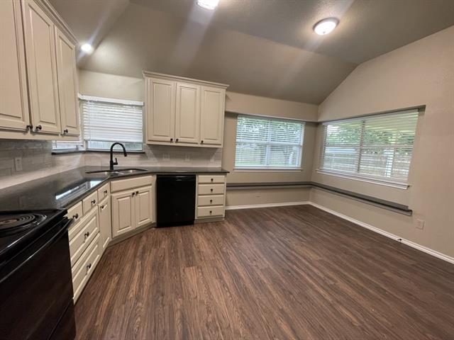 Building Photo - 204 Carlsbad Dr