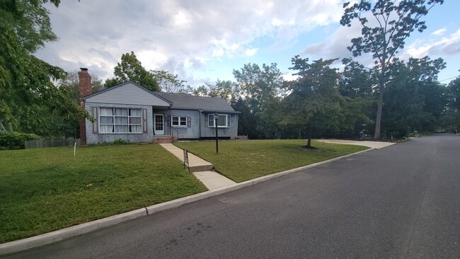 Primary Photo - 569 Lakeside Ave