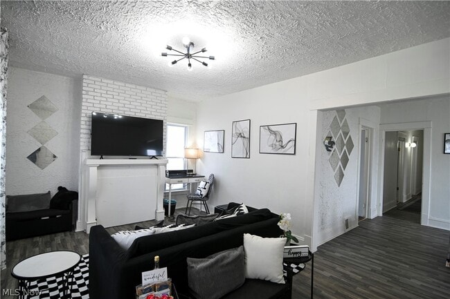 Building Photo - 1856 Lampson Rd