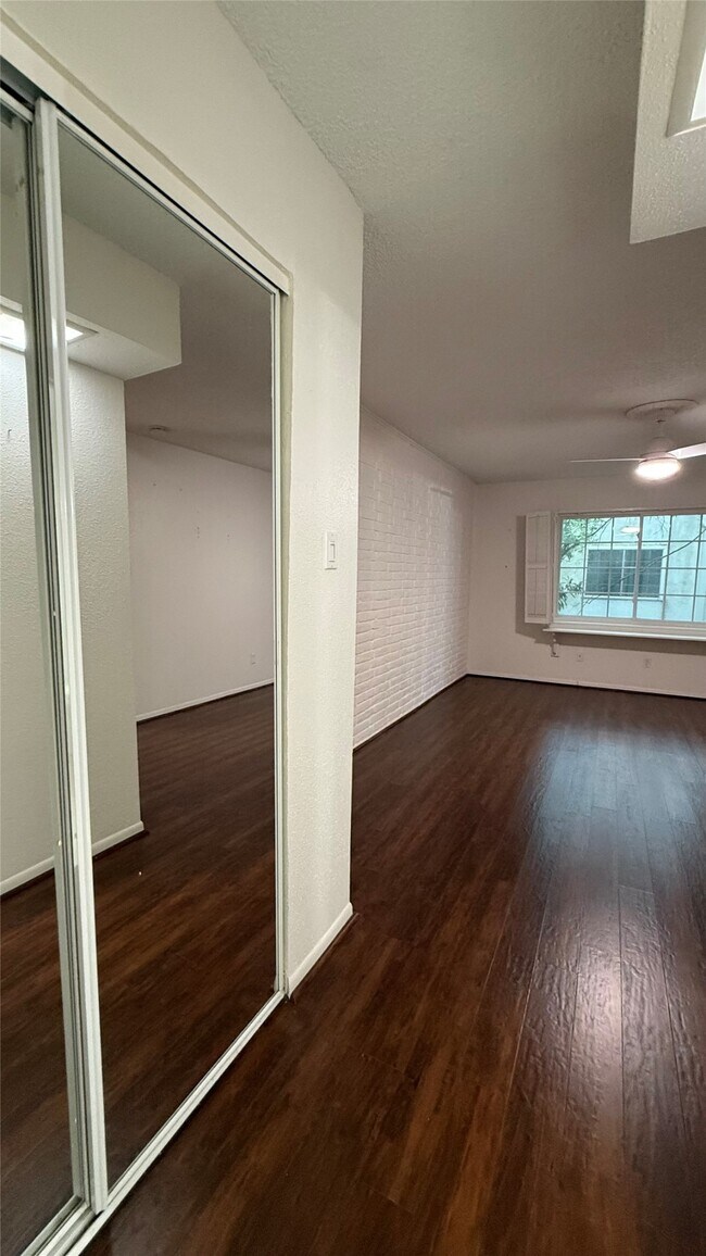 Building Photo - 2744 Briarhurst Dr