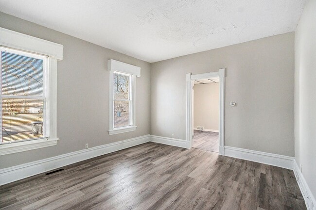 Building Photo - 1703 S Park St