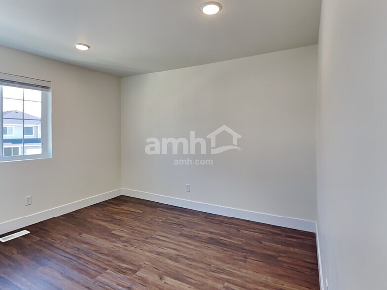 Building Photo - 305 Smith Dr