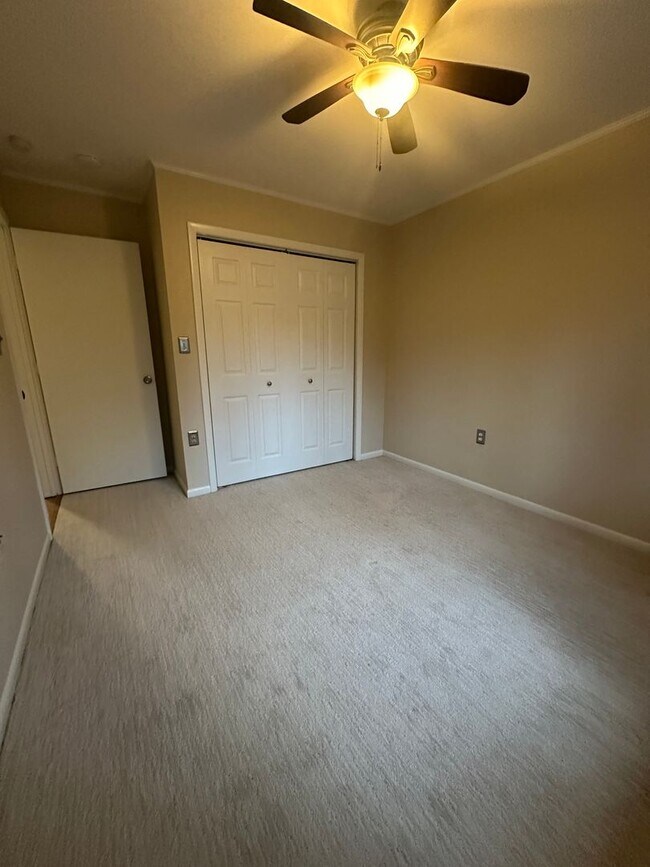 Building Photo - Comfortable Townhouse Near Virginia Tech