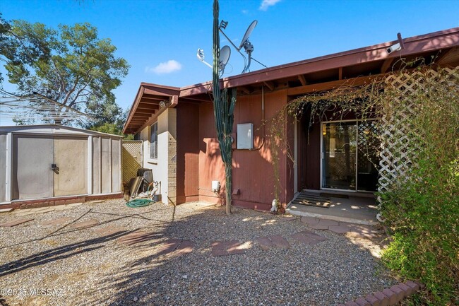 Building Photo - Move In Ready Unit! 1 Bed 1 Bath New Flooring!