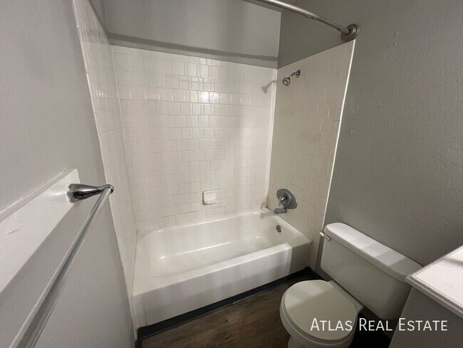 Building Photo - 1017 Delaware Dr