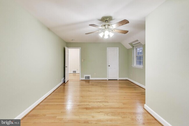 Building Photo - 9326 W Parkhill Dr