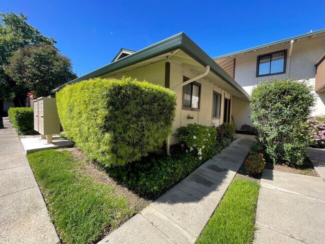 Primary Photo - Beautiful Condo in Gated Community