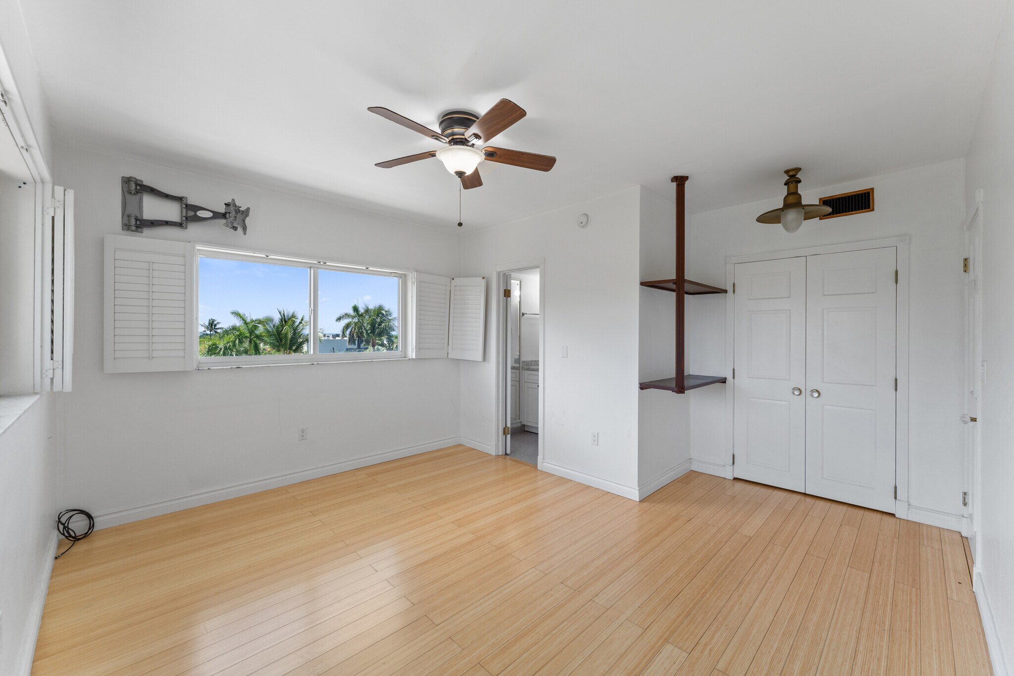 Building Photo - 2539 S Bayshore Dr