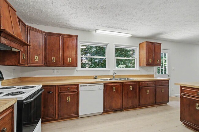 Building Photo - 151 Country Club Dr