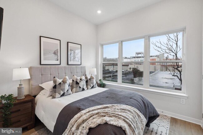 Building Photo - 1330 S Patton St