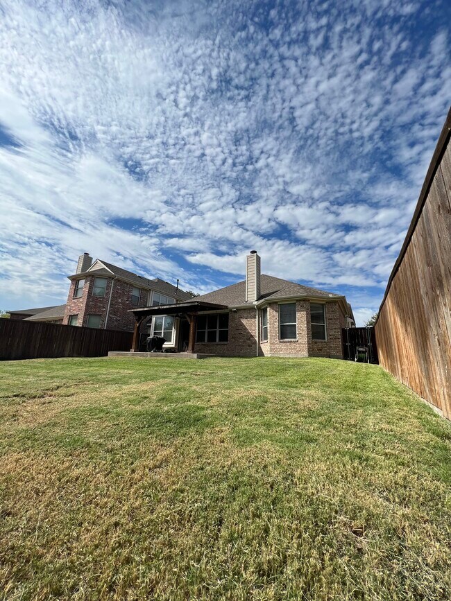 Building Photo - 10141 Sanden Dr