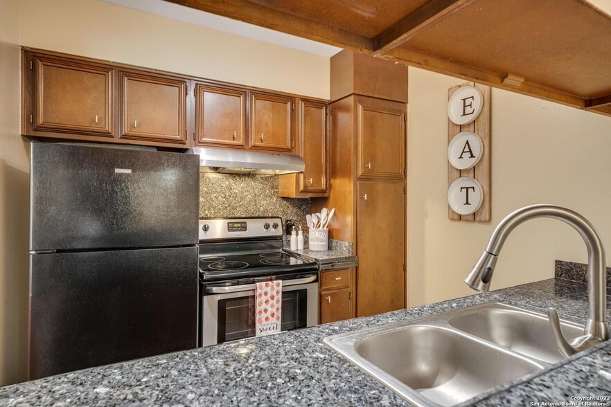 Building Photo - 8702 Village Dr