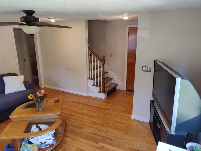 Building Photo - 4-Bedroom Home for Rent in the Heart of Si...