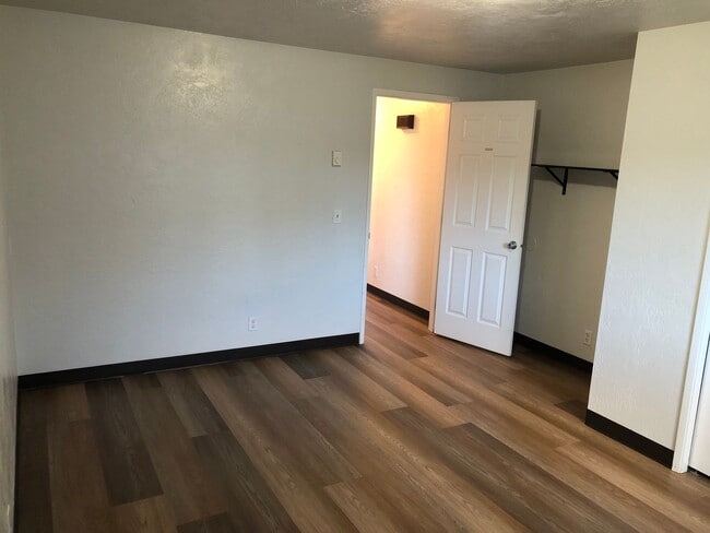 Building Photo - 2 bedroom 1 bath duplex in Cottage Grove!