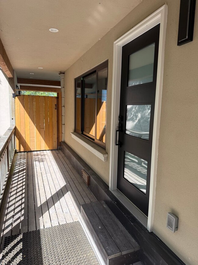 Building Photo - Brand New Apartment in Mukilteo with Parti...