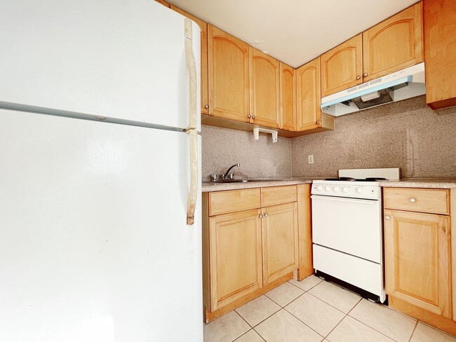 Building Photo - Ocean Views Salt Lake Condo with A/C