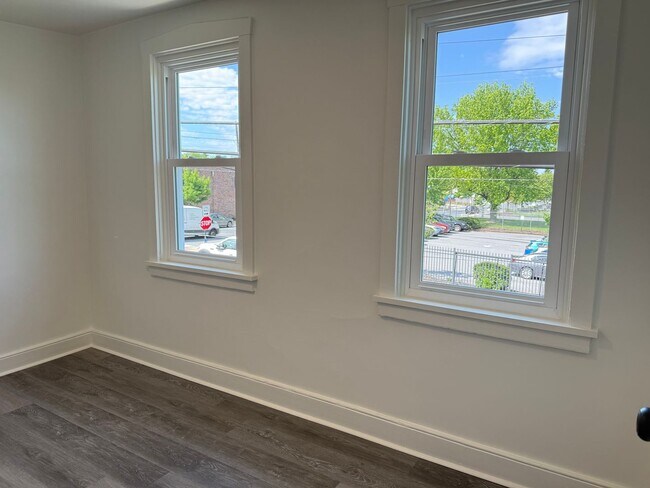 Building Photo - Beautifully Renovated 2 bedroom Tiny Home - End-of-Row Unit w/ Laundry!