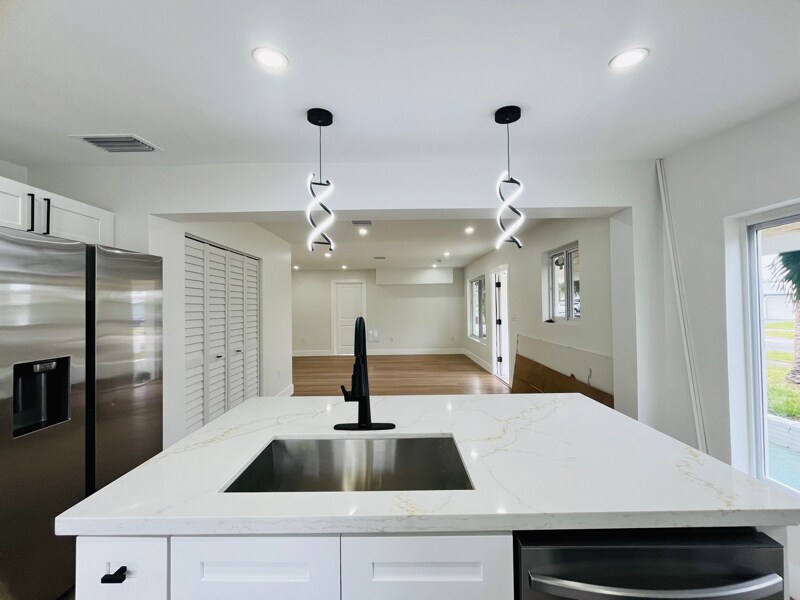 Building Photo - 1612 E River Dr