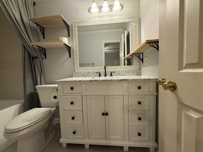 Building Photo - Welcome to this stunning 3-bedroom, 2.5-ba...
