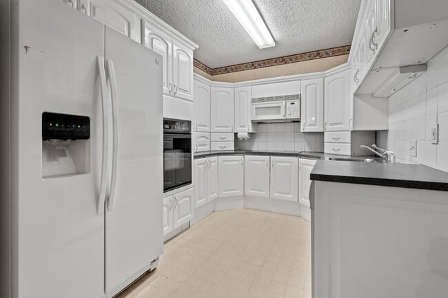Building Photo - 1425 N Stoneridge Manor